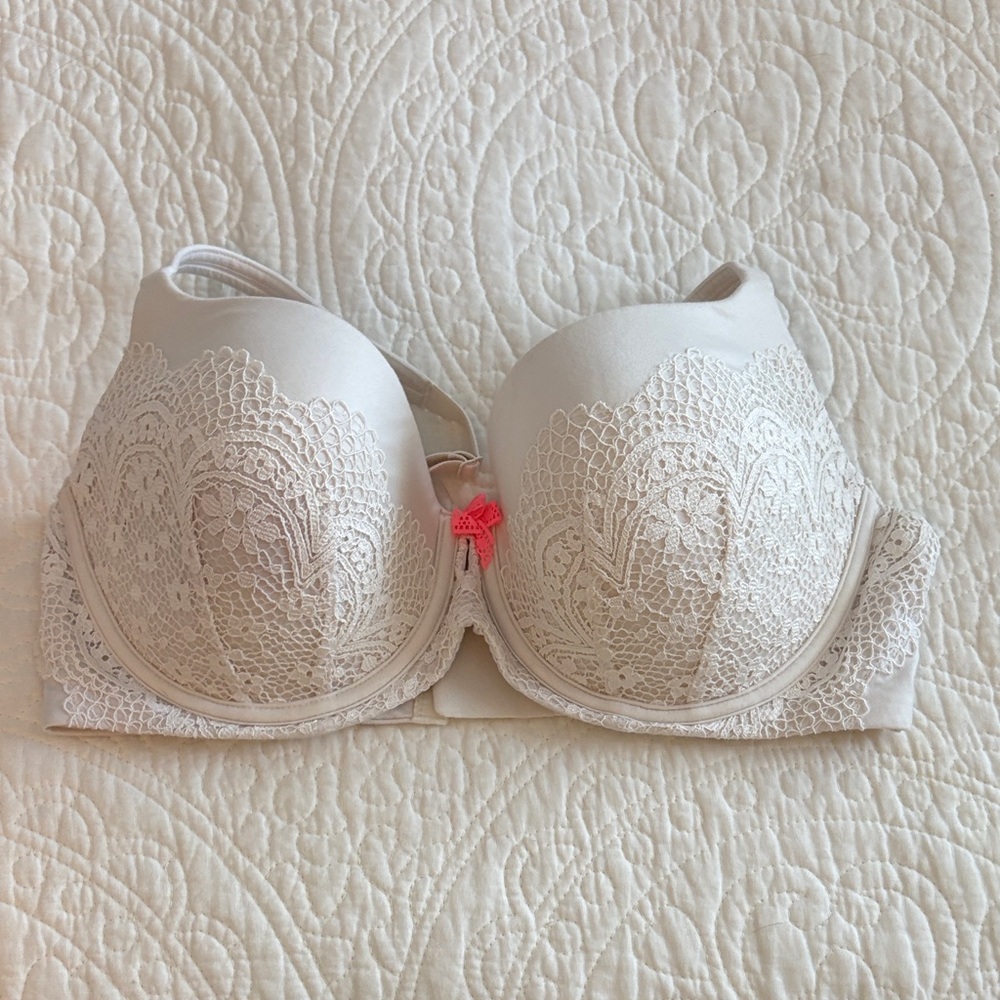 Victoria's Secret Body by Victoria Lightly Lined Demi Ivory Lace Bra 36DD (36E)